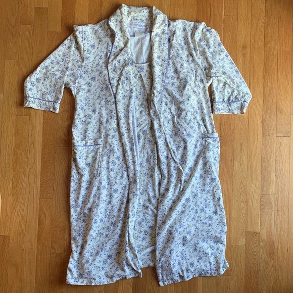 Maternity Gown & Robe - Picture 8 of 10